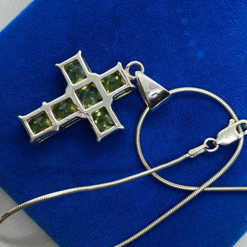 💛 925 Vintage Lime CZ Cross Necklace - Picture 4 of 4